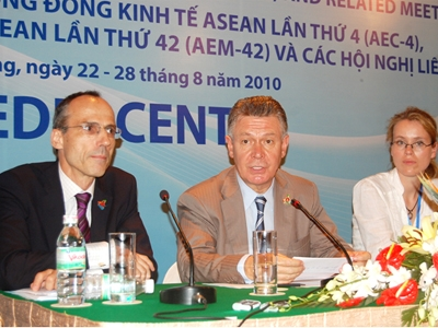 Ông Karel De Gucht (giữa) khẳng định, EU tiếp tục thúc đẩy quan hệ thương mại với ASEAN.